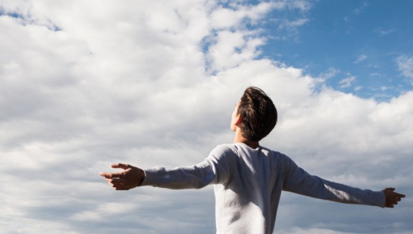 ragazzo a braccia aperte