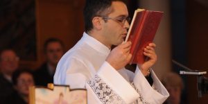 Cosa significano i baci nella liturgia? – Il primo fratello laico a guidare una Congregazione – &amp; altro…