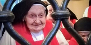 Suor Anna Maria si vaccina a 101 anni: pregare con amore è l’atto più bello da fare