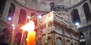Mons. Pizzaballa: «La Terra Santa non è un museo. Corriamo tutti a vedere la tomba vuota di Cristo!»