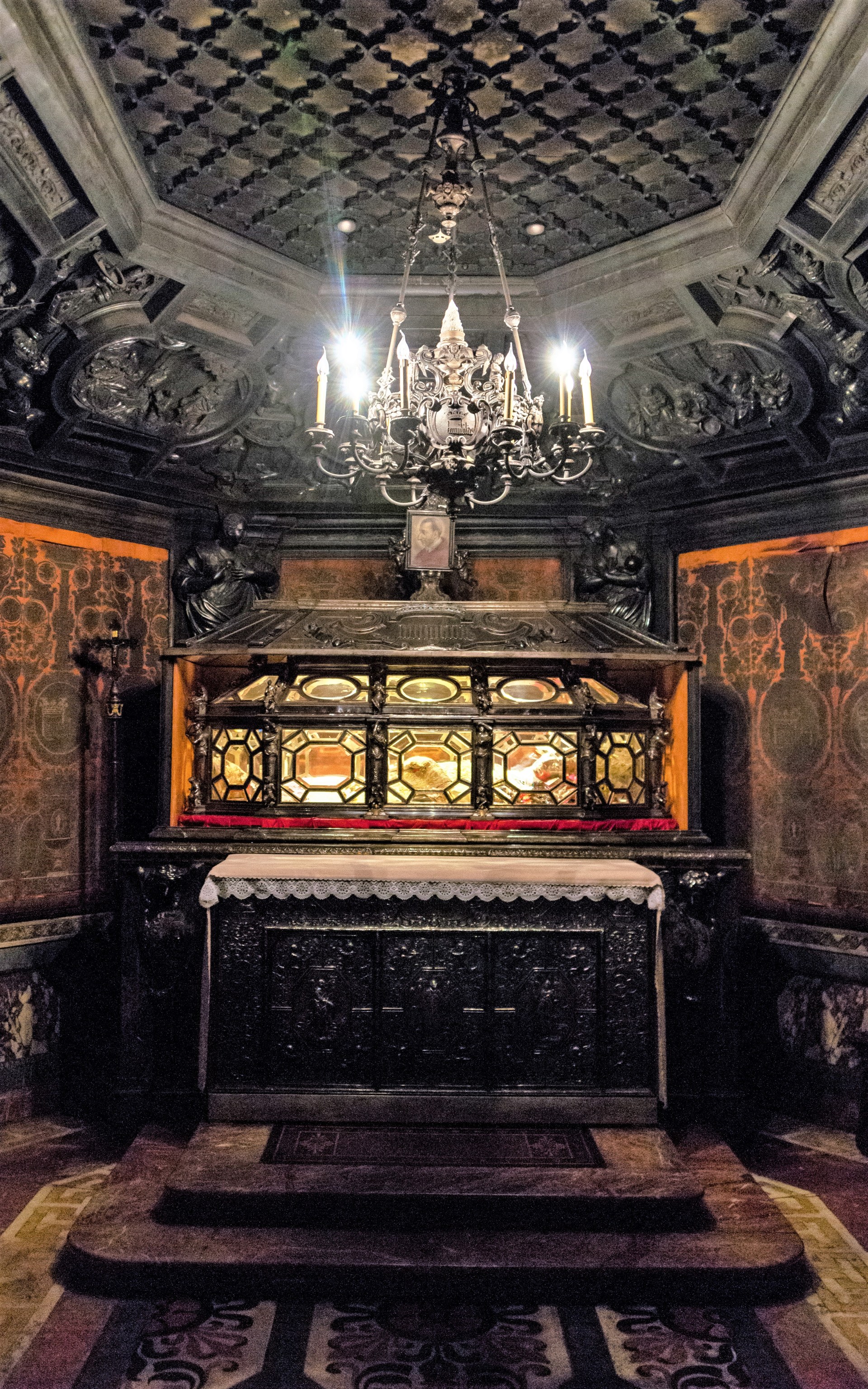 WEB3-9Coffin_of_St_Charles_Borromeo_in_Milan_Duomo.jpg