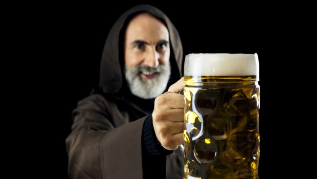 FRATE CON BOCCALE DI BIRRA IN MANO