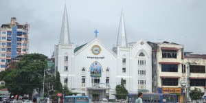 Bombe su una chiesa in Myanmar. Fedeli cattolici salvi per miracolo