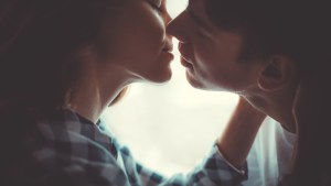 KISSING COUPLE