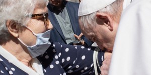 Il Papa ha baciato il braccio di una donna sopravvissuta ad Auschwitz