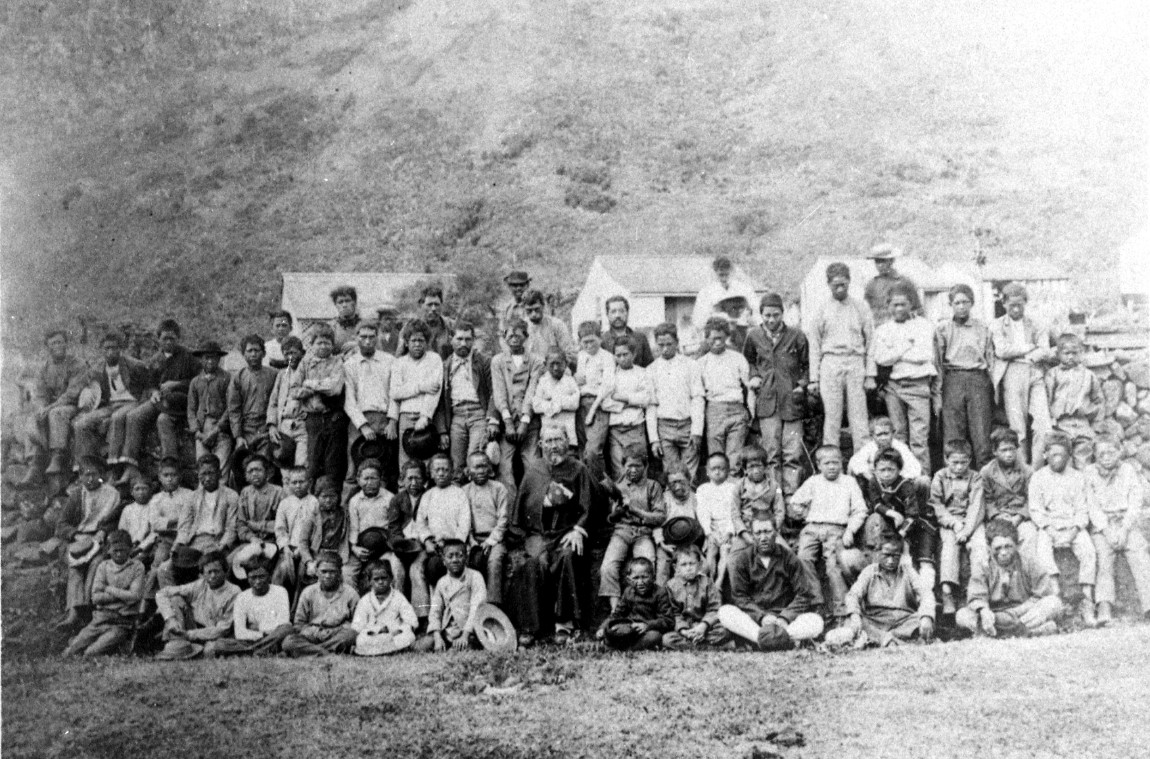 5_Father_Damien_with_boys_of_the_settlement_1889.jpeg