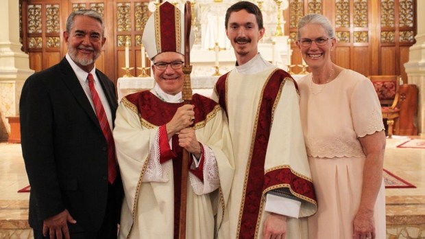 Scott Hahn em ordenação sacerdotal do filho, pe. Jeremiah