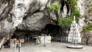 WEB2-GROTTE-LOURDES-MASSABIELLE-shutterstock_1498328153.jpg