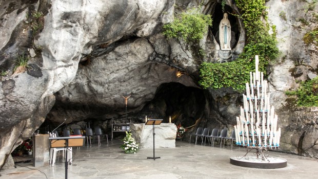 WEB2-GROTTE-LOURDES-MASSABIELLE-shutterstock_1498328153.jpg