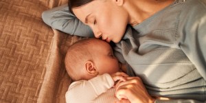 Anche i baci dati a tuo figlio cambiano e rendono unico il latte materno