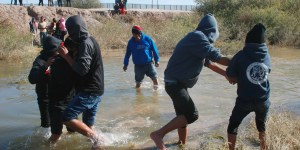 Un “buon samaritano” aiuta un&#8217;anziana ad attraversare il Río Grande fuggendo dalla crisi in Venezuela