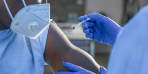 Le 5 domande principali dei cattolici sul vaccino contro il Covid-19 (e le risposte corrispondenti)