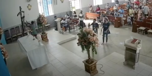 Brasile: un ragazzo spezza un’immagine di Cristo Crocifisso durante la Messa