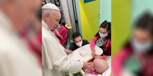 Il Papa sorprende i suoi vicini in ospedale, un gruppo di bambini malati di cancro (FOTO)