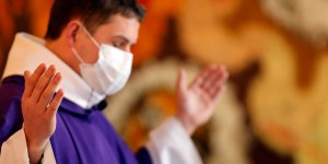 I vescovi: bisogna usare la mascherina FFP2 in chiesa e al catechismo