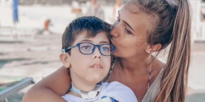 Su Instagram racconta la vita &#8220;senza istruzioni&#8221; con quattro figli e una malattia rara