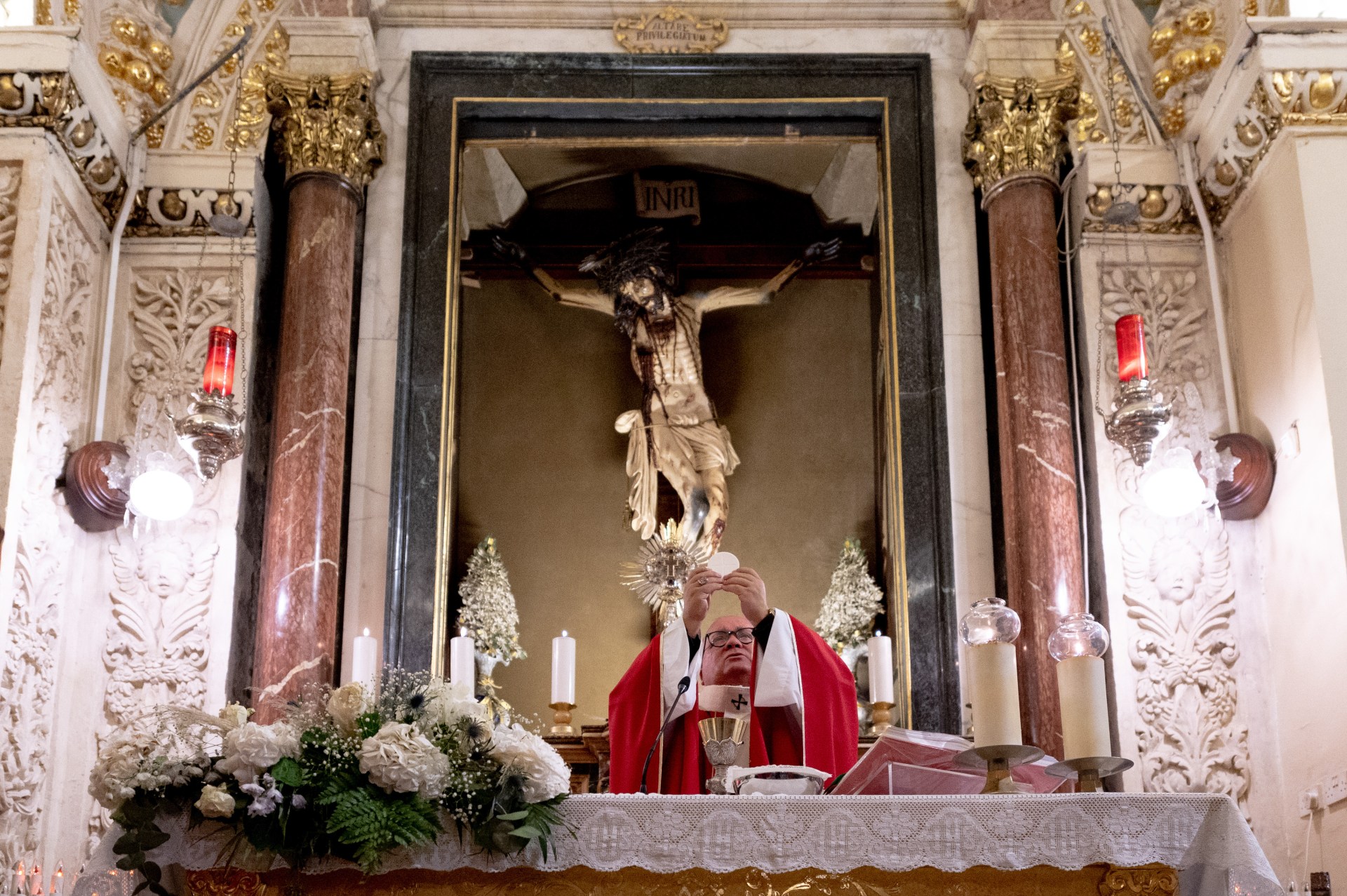 4.-Archbishop-of-Malta-celebrating-Holy-Mass-at-the-Fransiscan-chuch-of-Ta-Giezu-�-Courtesy-of-the-Archdiocese-of-Malta-�-Photo-by-Ian-Noel-Pace.jpg