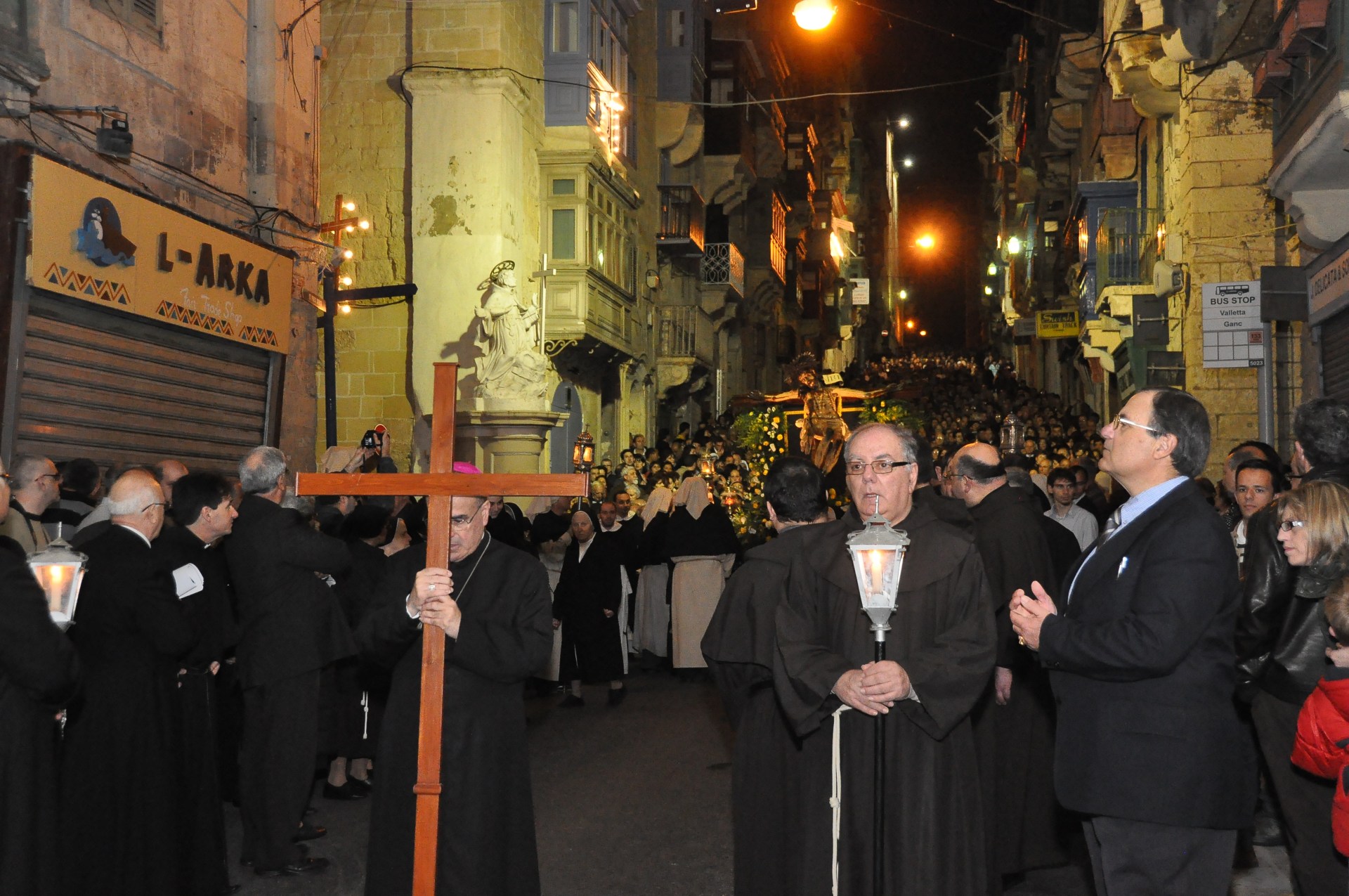 5.-A-huge-procession-with-the-Ta-Giezu-Crucifix.-Holding-the-cross-is-Archbishop-Emeritus-Mgr.-Paul-Cremona.-Courtesy-of-the-Confraternity-of-the-Holy-Cross.-Photocity.-JPG.jpg