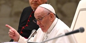 Il Papa: è ridicolo chi fa abusi liturgici. E Zuppi rilancia la messa in latino