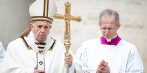 Il Papa: basta polemiche sulla liturgia