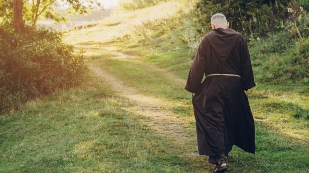 FRATE FRANCESCANO CAMMINA NEL BOSCO