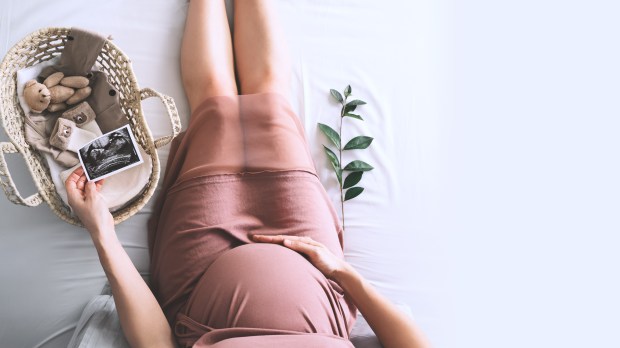 WOMAN, PREGNANT, BED