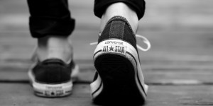Le scarpe da ginnastica All Star con simbolo satanico hanno ripercussioni negative su Internet