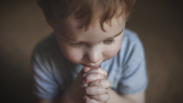 ENFANT PRIANT