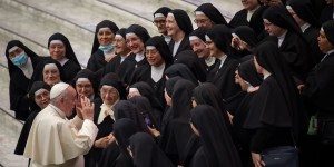 Il Papa dice alle suore salesiane: non fate le zitellone. Cosa voleva dire?