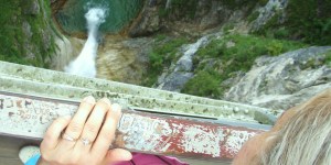 4 ore su un ponte tibetano per evitare il suicidio di una madre di 3 figli