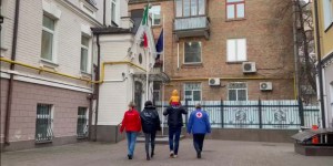 La bambina nata da surrogata e abbandonata ora sarà data in affido