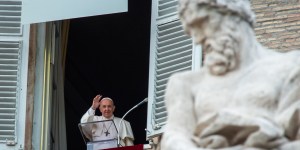 Il Papa: l’amore rimane per sempre, chi fa il bene investe per l’eternità