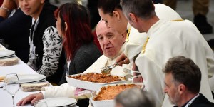 Il Papa non è vegano. E allora perché ha detto di mangiare meno carne?