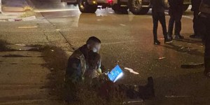 La foto di un pompiere che legge a un bambino sulla scena di un incidente diventa virale