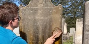 Virale: la donna che pulisce le tombe e condivide le storie dei defunti