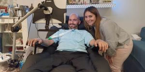 Spagna: gli propongono l’eutanasia ma lui, affetto da SLA, è un influencer amante della vita