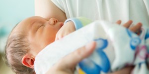 Embrioni confusi nella fecondazione in vitro, le madri si scambiano le figlie