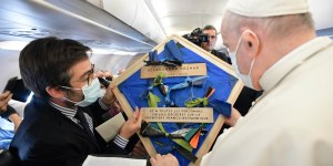 Il significato doloroso del dono offerto al Papa sull&#8217;aereo alla volta di Cipro