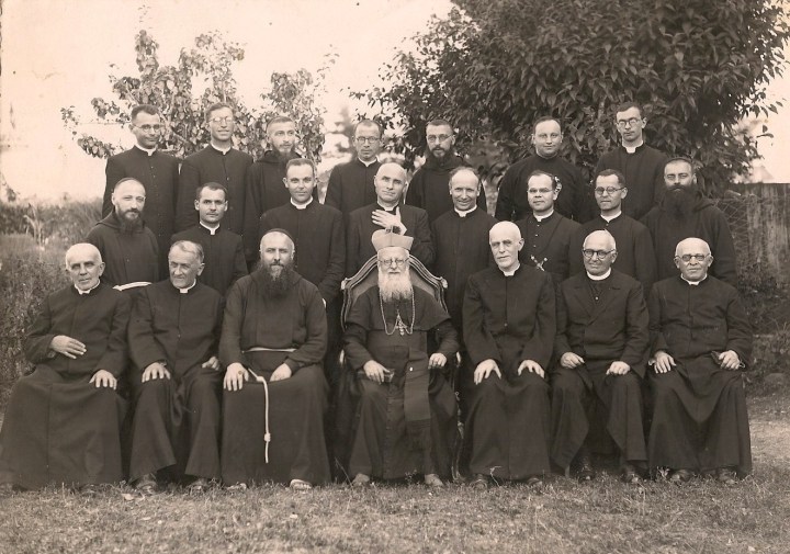 047-fine-anni-40-sacerdoti-e-religiosi-originari-di-Casoni-al-centro-larcivescovo-Cuccarollo-tra-un-seuperiore-locale-dei-cappuccini-e-lanziano-parroco-di-Casoni-don-Vincenzi.jpeg