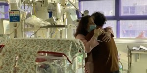 Parto cesareo e intervento al cervello: salve mamma e figlia. “Siamo dei miracolati”