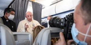 Il Papa richiama l’Europa sui migranti e fa gli auguri a Giorgia Meloni