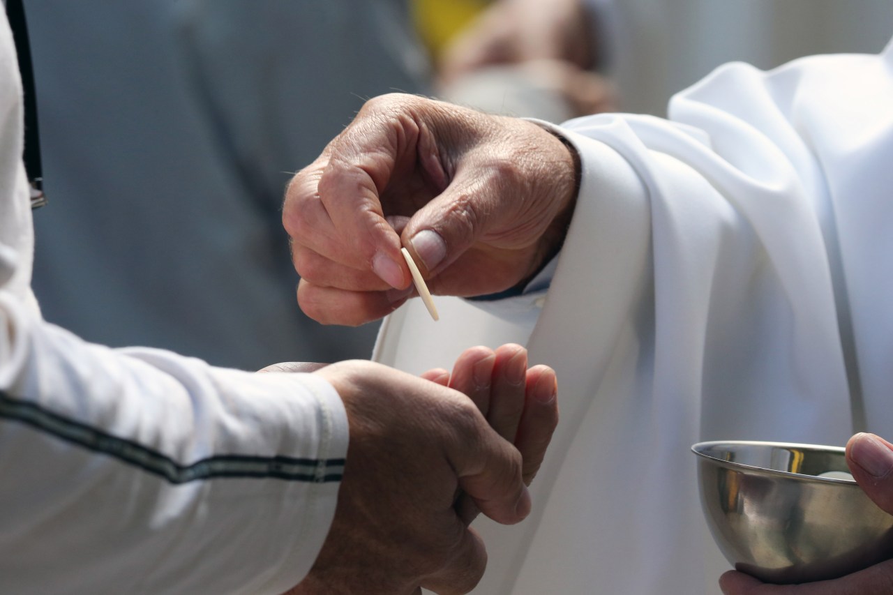 Di Cosa E Fatta L Ostia Un uomo distrugge l'Ostia alla Comunione. La reazione del sacerdote