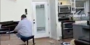 Un uomo suona una splendida canzone di lode a Gesù tra le macerie della sua casa distrutta dal tornado
