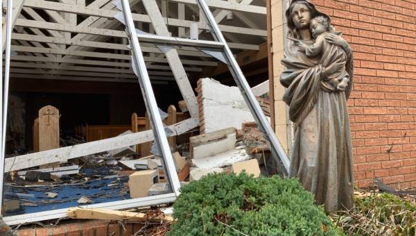 Imagem de Nossa Senhora intacta após tornado