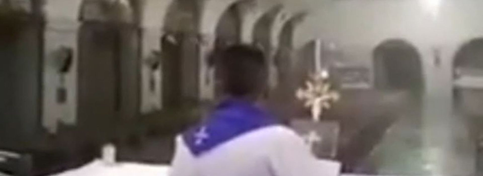 Padre segue Missa durante tufão nas Filipinas