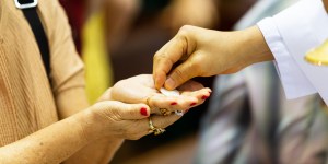 Un non battezzato che riceve l’Eucaristia fa la Comunione?