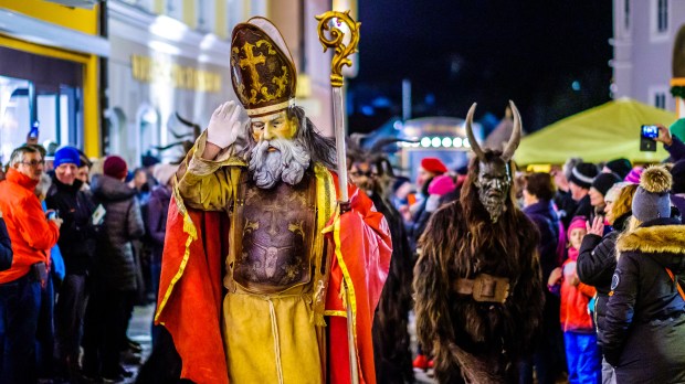 SAN NICOLA IN COSTUME A SFILATA KRAMPUSLAUF IN GERMANIA