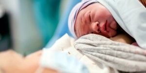 Scopre un tumore al seno in gravidanza, si cura e fa nascere il suo bimbo