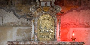 In caso di pericolo, dove mettere le ostie consacrate?