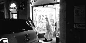 Blitz di papa Francesco in un negozio di dischi nel centro di Roma